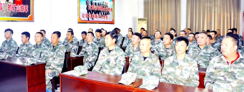 講奉獻(xiàn)的前提，必須是講政治、講大局，只有牢記初心使命，才能鍛造出守衛(wèi)礦山平安的王牌鐵軍。圖為雞礦救護(hù)大隊(duì)正在開展政治教育學(xué)習(xí)。