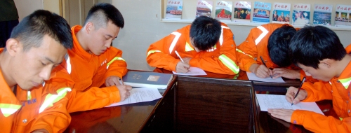 懂業(yè)務(wù)，更要有知識(shí)。日常的理論學(xué)習(xí)不僅僅是坐在教室里聽講，更要在考場上拿出好成績。圖為雞礦救護(hù)大隊(duì)的指戰(zhàn)員們?cè)诶碚搶W(xué)習(xí)考場上奮筆疾書。02