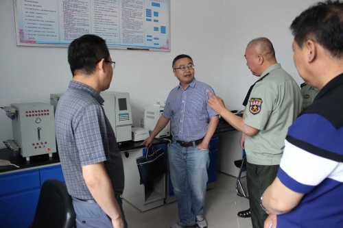 省應急管理廳、救援指揮中心、龍煤集團領(lǐng)導參觀七臺河公司救護大隊化驗室  張磊攝