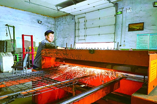 雙礦公司選煤公司加工廠干部職工依靠科技創(chuàng)新和實干精神，三年來，他們加工支護網(wǎng)創(chuàng)效112萬元，加工白鋼篩網(wǎng)節(jié)約成本218萬元，為各礦加工各種配件創(chuàng)收10余萬元，工人工資實行內(nèi)部市場化，有了明顯增長。圖為加工廠職工在加工井下支護網(wǎng)。楊桂珠　圖文_副本