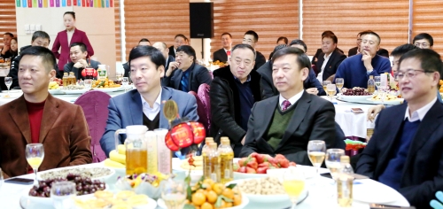 集團公司領(lǐng)導(dǎo)與全體機關(guān)干部共聚一堂，暢敘2019，共話美好2020。02