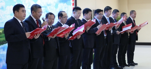 集團總部機關(guān)部門總監(jiān)、高級經(jīng)理以一首精彩的配樂詩朗誦，深情地表達(dá)了全體機關(guān)干部對集團公司2020年的美好祝愿。