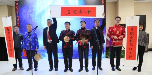 由宣傳部編演的三句半“我們”，以詼諧幽默的表現(xiàn)形式，回顧了2019，展望了2020，在會場上掀起陣陣掌聲。01