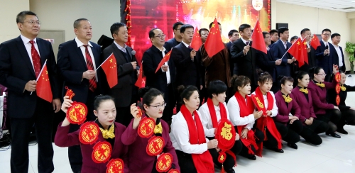 集團公司領(lǐng)導(dǎo)與全體演職人員共同合唱《我和我的祖國》，把迎新春茶話會推向了高潮。01