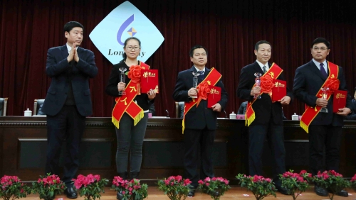 宋云飛頒獎(jiǎng)