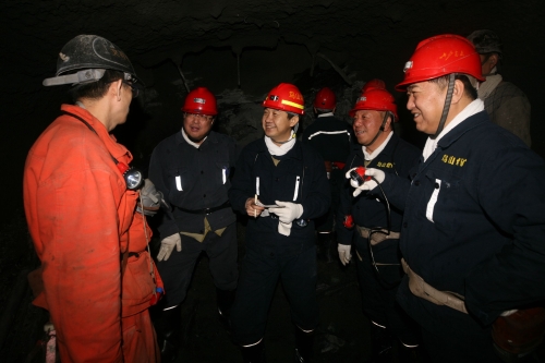 01 鶴崗礦業(yè)公司董事長(zhǎng)、總經(jīng)理劉鵬飛在井下檢查安全生產(chǎn)工作