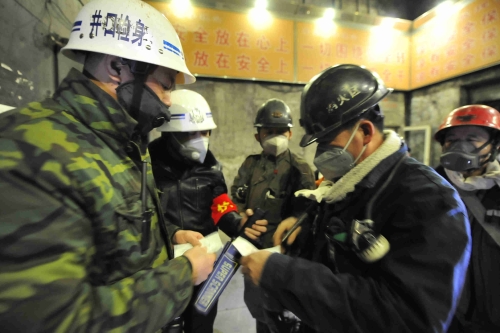 興安煤礦井下維護(hù)礦工入井測(cè)體溫1_副本