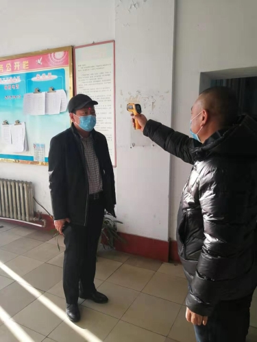 建設(shè)安裝工程公司用體溫槍為員工測體溫