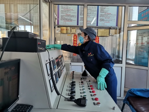 興安煤礦動力科提升二隊絞車司機共產(chǎn)黨員任曉霞