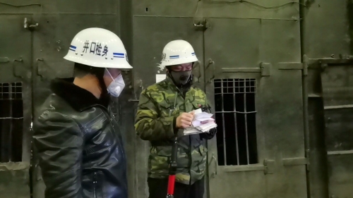 興安礦保衛(wèi)科井口檢身隊隊長郭新忠（圖右）和隊員蔣繼宏做檢身前準備工作