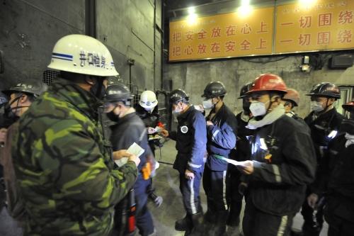 興安礦保衛(wèi)科檢身人員為春節(jié)假期出勤人員進行測溫檢身。 (2)