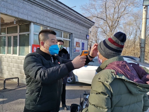 興安礦王明星為職工測體溫2