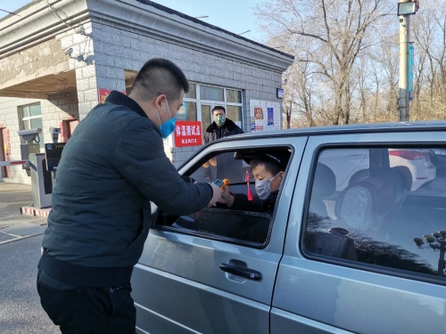 興安礦王明星在為進(jìn)入車輛司機(jī)檢查體溫