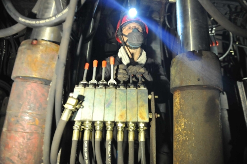 南山煤礦高檔區(qū)采煤工作面礦工操縱C86液壓支架向前推進