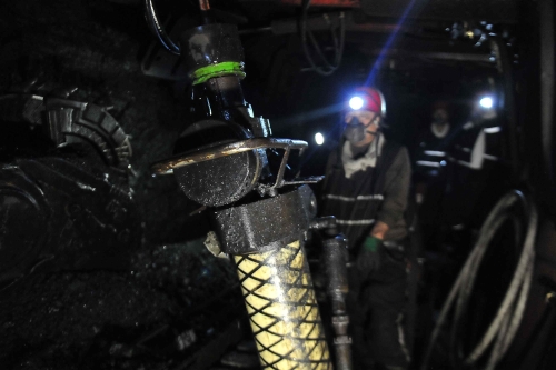 鶴崗礦業(yè)公司復工后南山煤礦高檔區(qū)采煤工作面