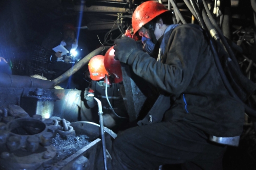 鶴崗礦業(yè)公司南山煤礦復工后高檔區(qū)井下?lián)屝薰伟暹\輸機2