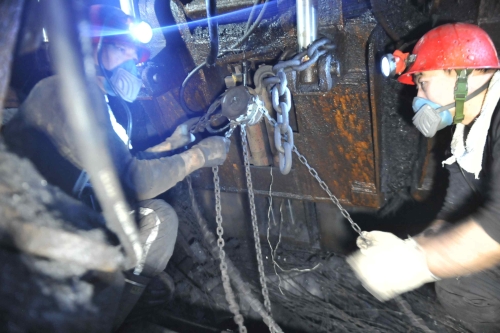 南山煤礦高檔區(qū)采煤工作面礦工操縱C86液壓支架向前推進 (2)