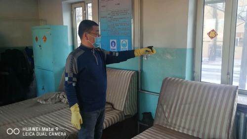 李繼先在室內(nèi)消毒