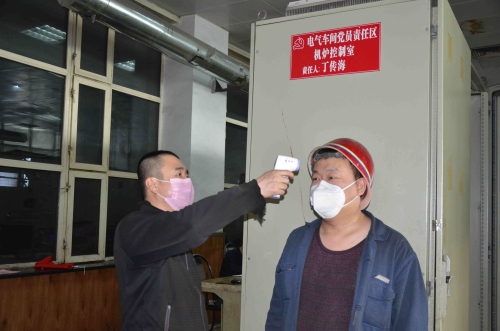 七臺河公司熱電廠鍋爐車間黨員班長王培軍，疫情期間堅持每班為職工監(jiān)測體溫，耐心叮囑職工“勤洗手、戴口罩、休息好、兌規(guī)作業(yè)”，職工親熱地稱呼他是“健康管家”。（王賢寶  攝）