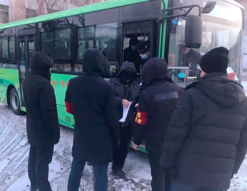 黨員自愿者檢查小分隊(duì)檢查通勤車(chē)測(cè)溫情況1