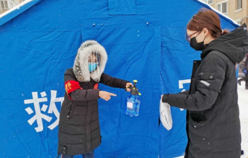 鐵選廠黨支部書記邱菊在為社區(qū)居民郵件消毒。