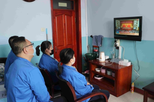 圖為東榮二礦職工收看十三屆全國人大三次會議。李菁冶攝