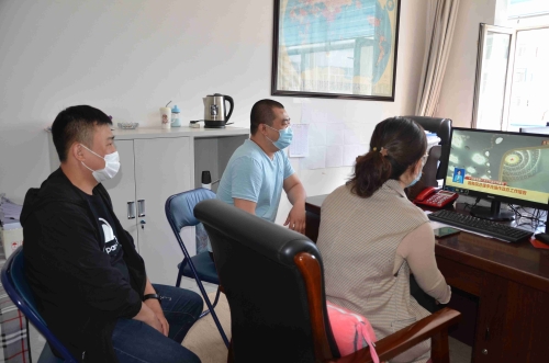 圖為煤礦輔業(yè)總公司組織黨員干部收看大會盛況石天晶攝