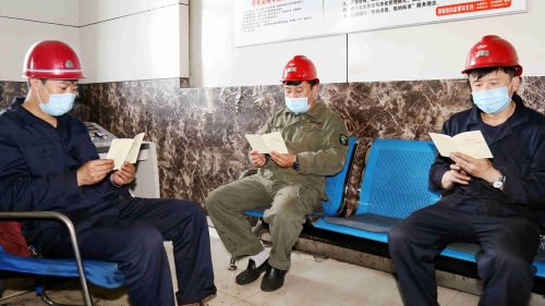 七礦公司上下深入學習貫徹習近平總書記關于安全生產(chǎn)工作重要指示精神。圖為龍選廠重選車間班長組織當班職工班中學習習近平總書記關于安全生產(chǎn)工作重要指示精神。_副本