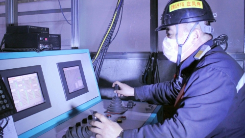 圖為:東榮一礦井下工人在指揮巡檢機(jī)器人_副本 圖為:東榮一礦井下工人在指揮巡檢機(jī)器人_副本