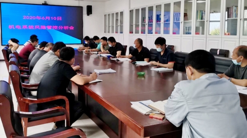 圖為：東榮三礦三結(jié)合技術(shù)研究室組織機(jī)電運(yùn)輸系統(tǒng)各區(qū)隊(duì)長(zhǎng)及技術(shù)人員排查梳理機(jī)電運(yùn)輸系統(tǒng)風(fēng)險(xiǎn)