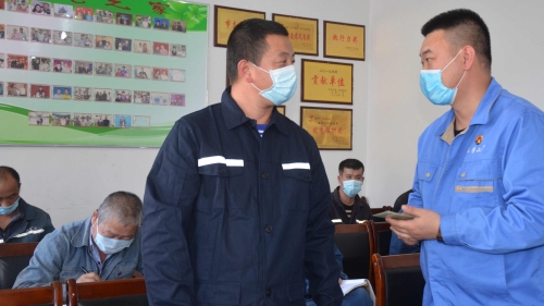 圖為:職工班前進(jìn)行必知必做考問(wèn) 圖為:職工班前進(jìn)行必知必做考問(wèn)