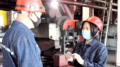 桃選廠全面落實安全責任，抓實現(xiàn)場管理，安全教育堅持班中學、班中考、班中用，使全員時刻繃緊安全弦，把安全工作做實做細，確保洗煤生產(chǎn)的順暢有序進行。_副本