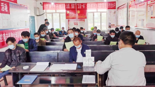 6月16日，勝利煤礦開展以“消除事故隱患，筑牢安全防線”主題的安全生產(chǎn)宣傳咨詢?nèi)栈顒?，上下?lián)動、全員參與，迅速掀起“安全生產(chǎn)月”活動熱潮._副本