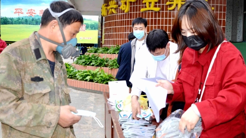 新興礦開展全國安全宣傳咨詢?nèi)栈顒?，積極宣傳安全知識，切實增強職工掌握安全知識水平，提高安全生產(chǎn)意識，為企業(yè)安全高效發(fā)展夯實安全基礎(chǔ)。_副本