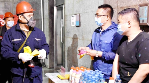 新建礦通過開展“安全宣傳咨詢?nèi)铡被顒?，進一步宣傳安全文化，落實安全責任，激發(fā)了職工學習煤礦安全知識，提升安全素質(zhì)，為企業(yè)改革脫困振興發(fā)展提供安全保障。_副本