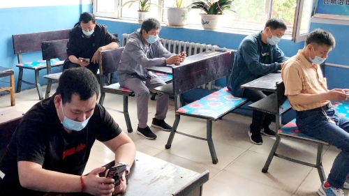 新立煤礦積極組織干部職工參加礦區(qū)工會主辦的安全及防疫知識網(wǎng)絡(luò)答題活動，在全礦范圍內(nèi)營造全員嚴(yán)抓安全生產(chǎn)和常態(tài)化疫情防控濃厚氛圍。 徐麗娟 攝_副本