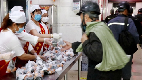 圖為新安礦女工家屬為職工送粽子