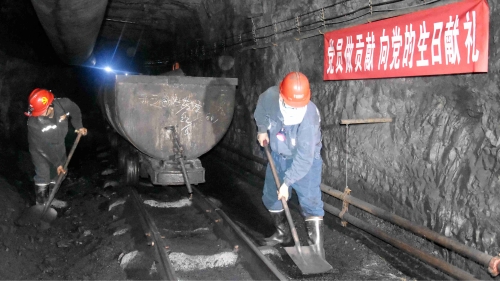 20200628  02  新建礦  圖為礦機(jī)關(guān)黨員深入井下打掃文明生產(chǎn)。 孫繼誠攝_副本