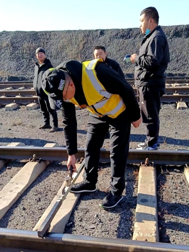 20211021  集團(tuán)公司開展礦區(qū)自營(yíng)鐵路運(yùn)輸安全質(zhì)量標(biāo)準(zhǔn)化檢查01