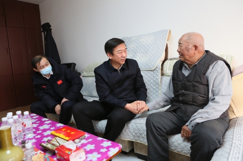 孫成坤在龐德海家中慰問 (10).JPG