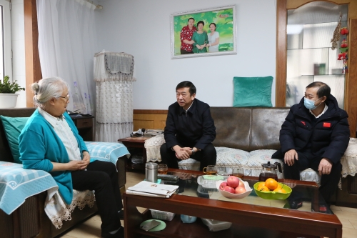 孫成坤在王春祿遺孀家中慰問  (5).JPG