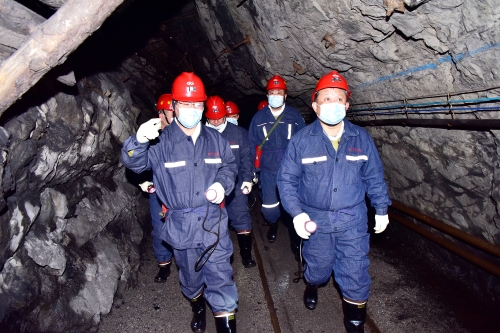 2022-01-25于會軍、王戈等領(lǐng)導(dǎo)深入建設(shè)礦322采煤工作面檢查技改工程進展情況1