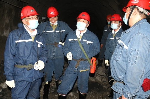 2022.10.17公司董事長張長山陪同龍煤梁德深入新鐵礦7675掘進(jìn)工作面